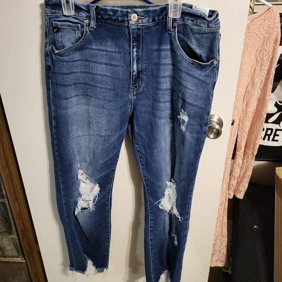 KanCan Pants - WOMANS KANCAN HIGH RISE DISTRESSED JEAN CAPRIS SZ 32